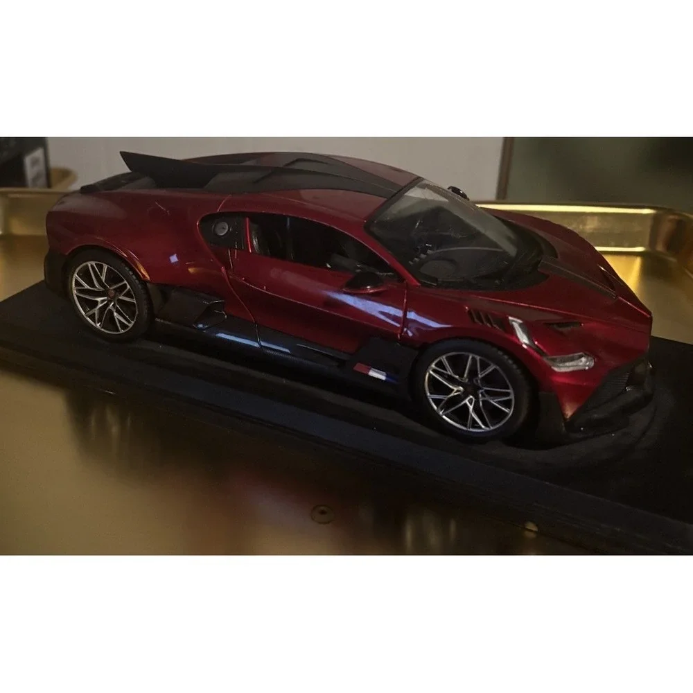 Maisto 1/18 Scale Diecast Bugatti‎ Divo - Red/Black